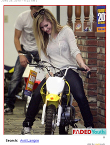 Infância: Avril se diverte com moto de criança