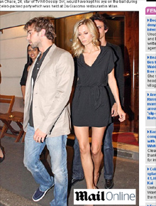 Namoro?: Chace Crawford sai com modelo de <i>lingerie</i>