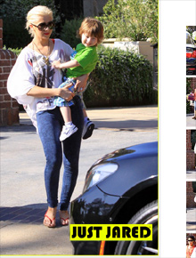 <i>Play date</i>: Christina Aguilera passeia com o filho