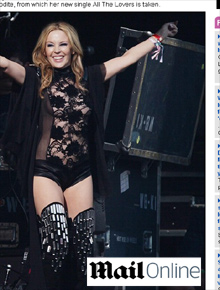 Transparência: Kylie Minogue usa roupa ousada