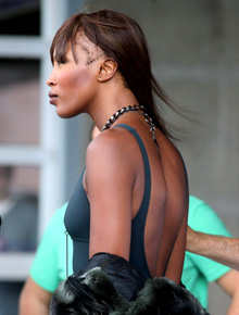 Careca?: Naomi Campbell mostra falha nos cabelos