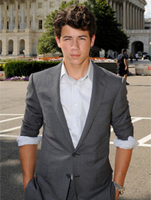 <i>Les Misérables</i>: Nick Jonas mexe com o elenco feminino