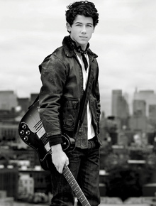 Namorador: Nick Jonas nega rumores
