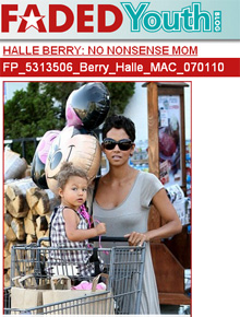 Presente: Halle Berry dá balão para a filha