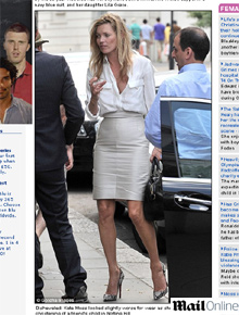 Elegante: Kate Moss vai a batizado