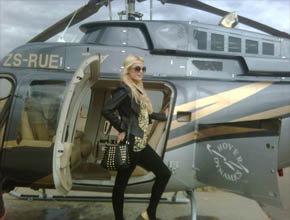 África do Sul: Paris Hilton passeia em helicóptero