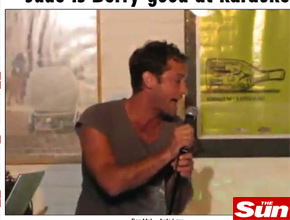 Gogó: Jude Law canta em um karaokê tcheco