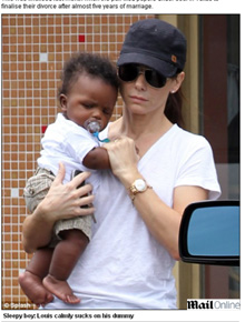 Mamãe: Sandra Bullock passeia com Louis