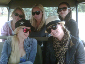 África: Paris Hilton faz safári com a irmã
