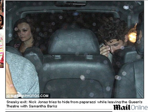 Escondido: Nick Jonas sai acompanhado do teatro