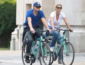 Casal: Leo DiCaprio e Bar Refaeli pedalam por Paris
