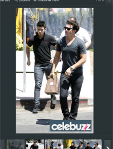 Em família: Joe e Kevin Jonas fazem compras