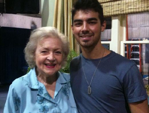 <i>Hot Cleveland</i>: Joe Jonas começa a gravar. Veja!