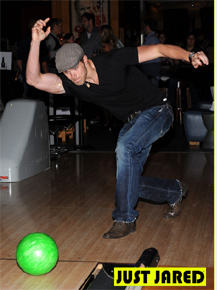 <i>Strike</i>: Kellan Lutz vai a boliche beneficente