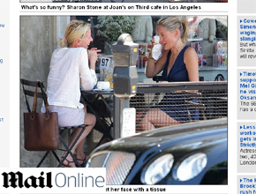 Lágrimas de alegria: Sharon Stone se diverte com amiga