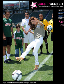 Com estilo: Eva Longoria dá chute inicial em torneio