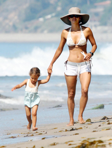 Mamãe: Halle Berry mostra barriga sarada