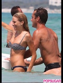 Sol: Sienna Miller e Law tomam banho de mar