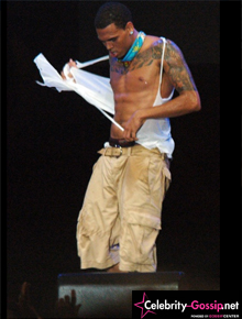 Empolgado: Chris Brown rasga camiseta durante <i>show</i>