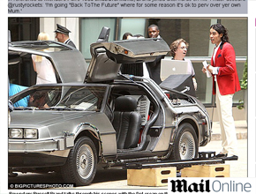 <i>Volta para o Futuro</i>: Russell Brand é clicado no carro