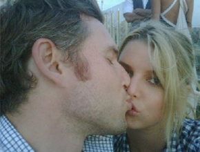 É o amor: Simpson posta foto beijando namorado