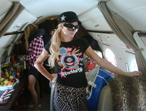 Lar, doce lar: Paris Hilton volta para Los Angeles