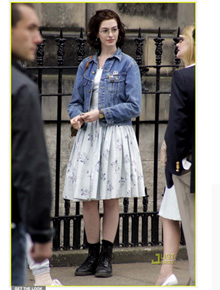 <i>Nerd?</i>: Anne Hathaway filma com <i>look</i> diferente