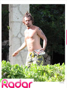 <i>Fiu fiu</i>: Depp passeia sem camisa no Havaí