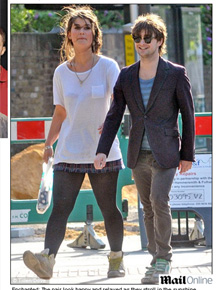 Londres: Radcliffe circula com menina misteriosa