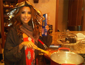 Dona de casa: Longoria cozinha e tinge os cabelos