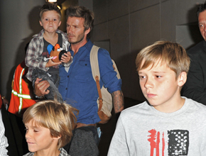 Aeroporto: Beckham é clicado com os filhos