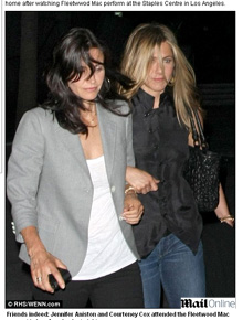Amigas: Jen Aniston anda de braço dado com Cox