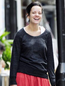 Sorridente: Lily Allen passeia feliz por Londres