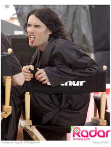 <i>Set</i>: Russell Brand aparece com lábio machucado