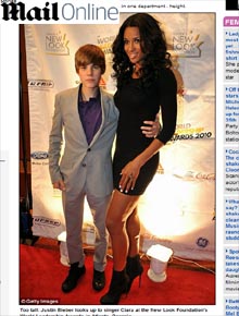 Escada: Justin Bieber fica baixinho perto de Ciara