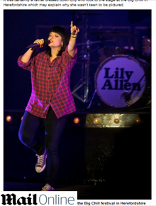 Relaxada: Lily Allen se apresenta na Inglaterra