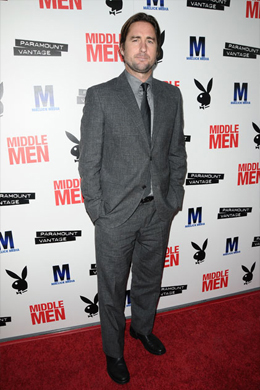 <i>Middle Men</i>: Luke Wilson veste terno <i>Calvin Klein</i>