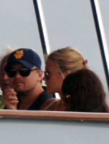 Itália: Leo DiCaprio e Bar Refaeli passeiam de iate