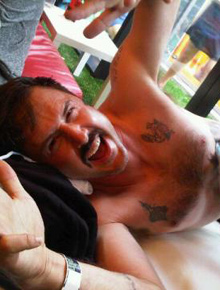 Corajoso: David Arquette faz tatuagem nas costelas