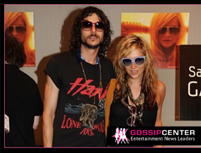 Tá namorando!: Ke$ha posa com novo <i>affair</i>