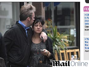 Desejo de grávida?: Lily Allen almoça com namorado