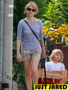 No Canadá: Michelle Williams passeia com a filha
