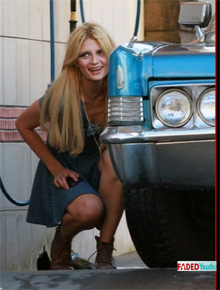 LA: Mischa Barton leva o carro para abastecer