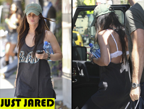 À vontade: Megan Fox deixa sutiã à mostra