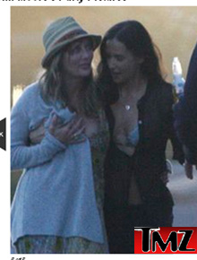 Festa: Demi Moore faz gracinha com amiga