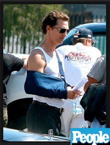 Dodoi?: McConaughey aparece com tipoia