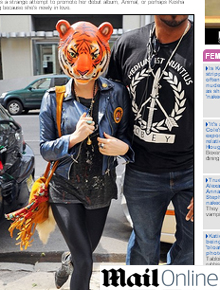 Felina: Ke$ha usa máscara de tigre