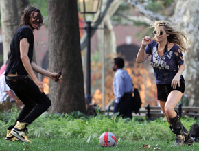 No parque: Ke$ha joga futebol com namorado