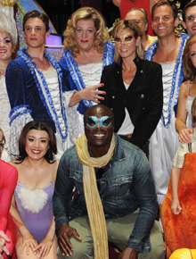 Mascarados: Klum e Seal posam com elenco de peça