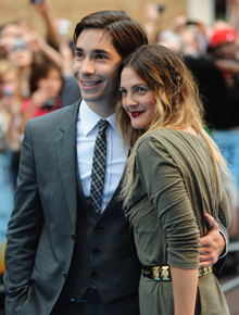Juntinhos: Barrymore e Long vão a <i>première</i>
